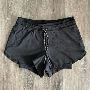 Athleta Crest 2 in 1 Black Shortie Shorts - Size: 6